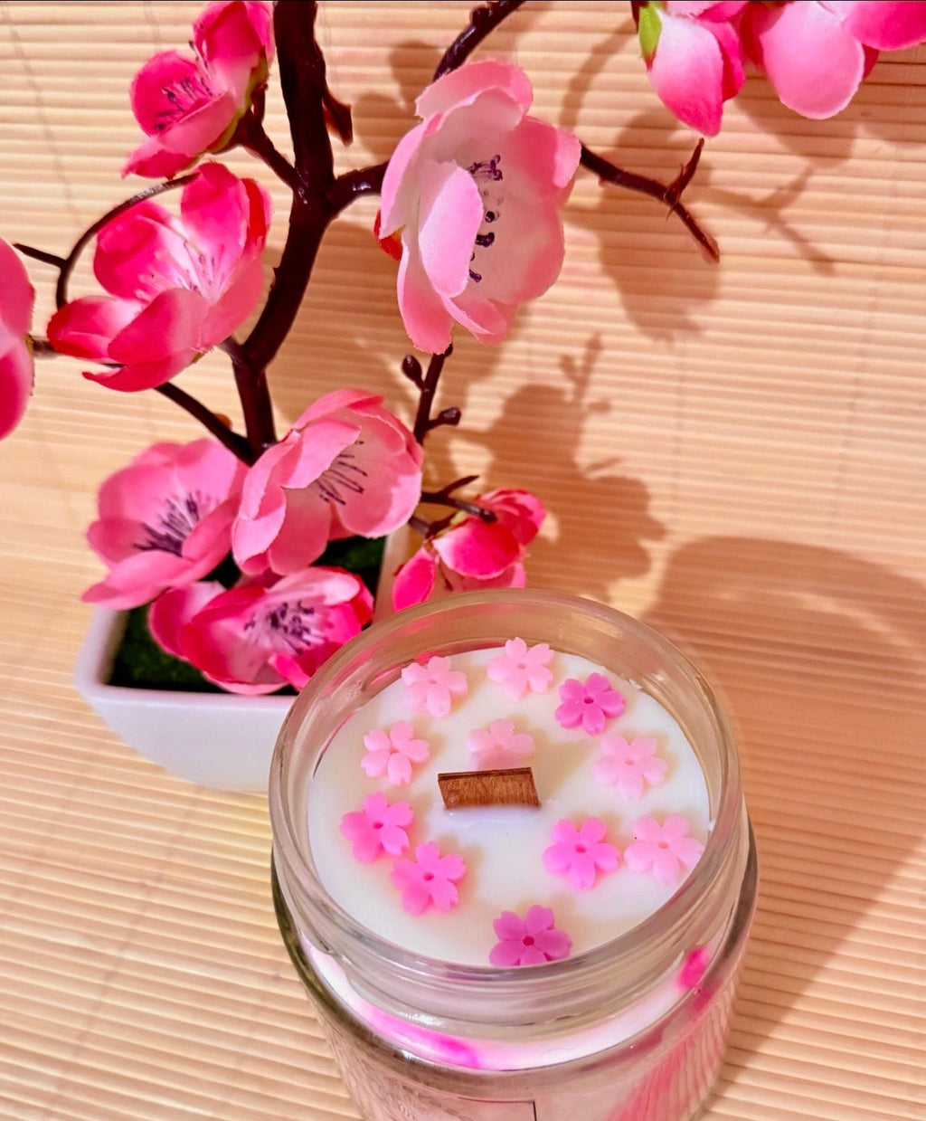 Vela Sakura artesanal con flores rosas