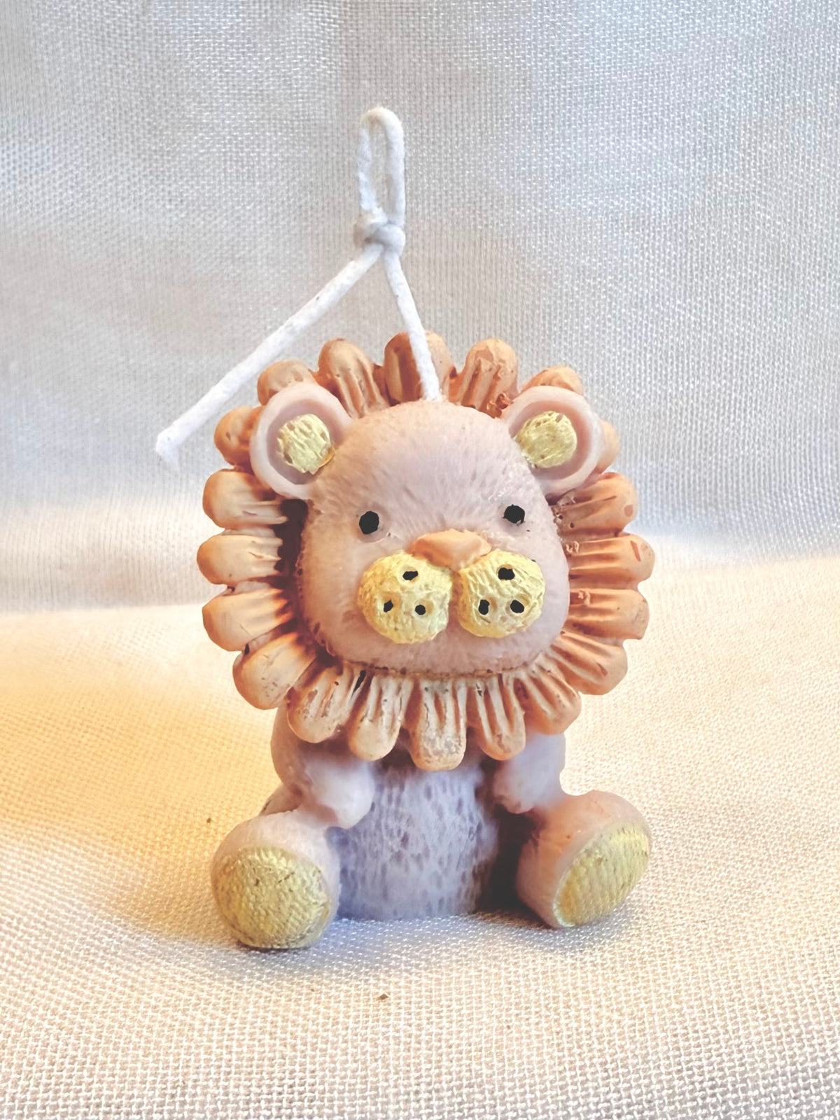 Detalle frontal de la vela Baby Leo
