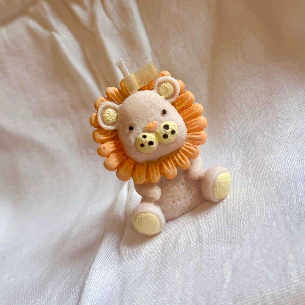 Baby Leo sobre fondo textil claro