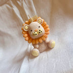 Baby Leo sobre fondo textil claro