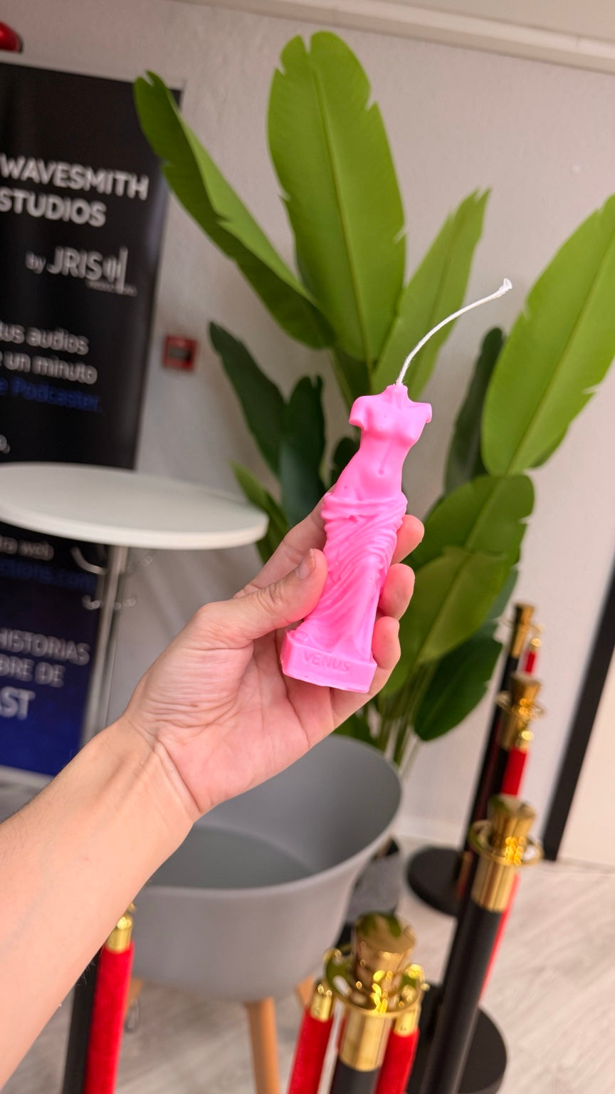 Vela escultural Venus rosa fucsia sostenida en la mano